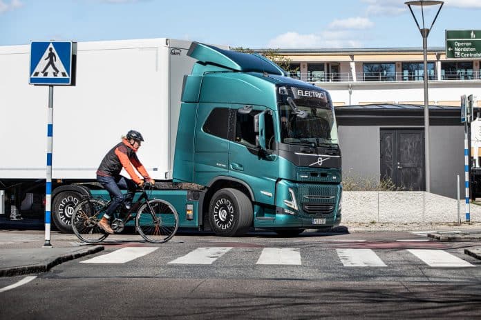 Volvo Trucks’ new safety system uses a dual radar on each side of the truck to detect other road users – such as cyclists